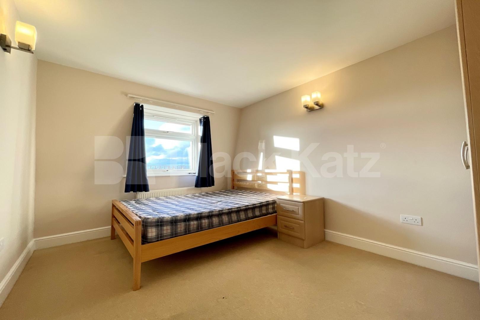 Bright & airy top floor four bedroomed apartment with two bathrooms Farnan Road  - Farnan Lodge, Streatham